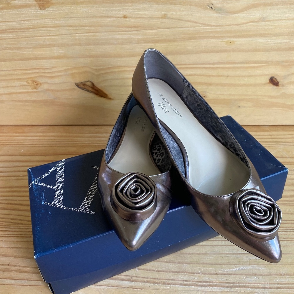 ANNE KLEIN Silver Flower Flats